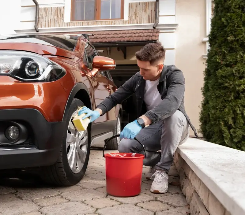 Lavage auto à domicile Massognes : professionnel intervenant sur un véhicule